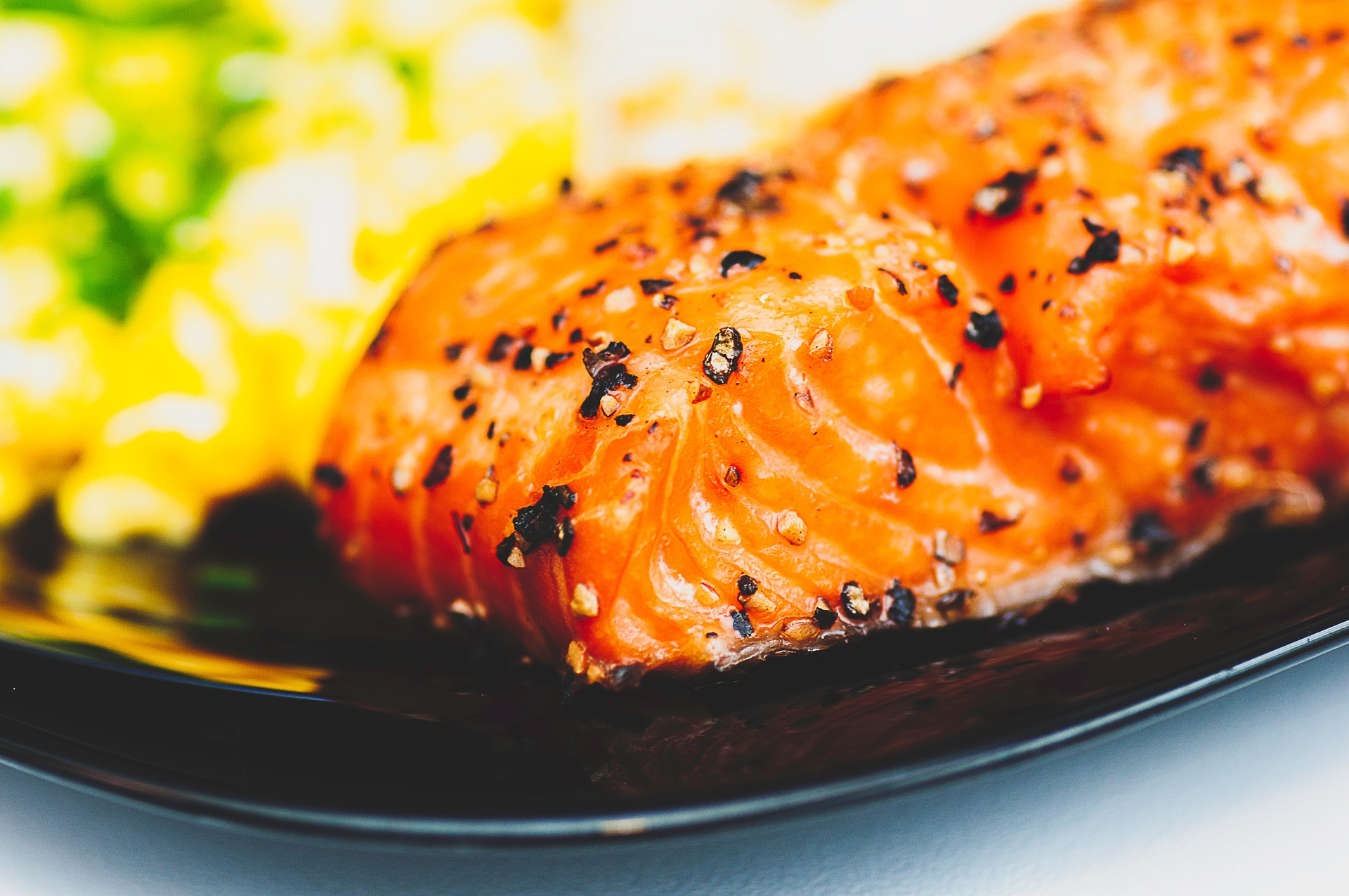 Gewürzte Orangen-Lachs-Filets mit Serrano-Chips