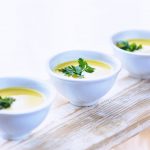 Pikante Weinsuppe mit Zimt-Croutons