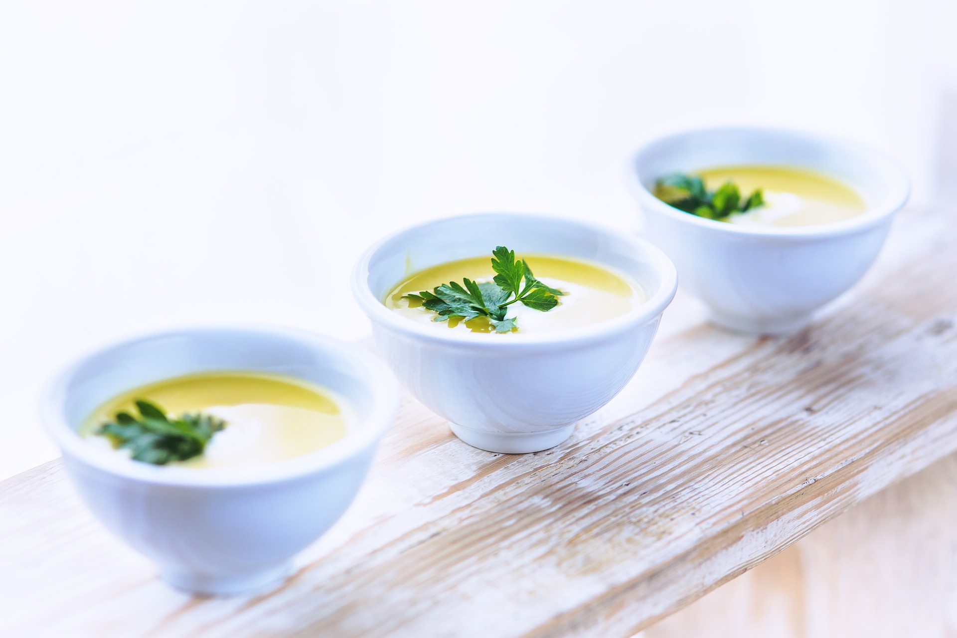 Pikante Weinsuppe mit Zimt-Croutons