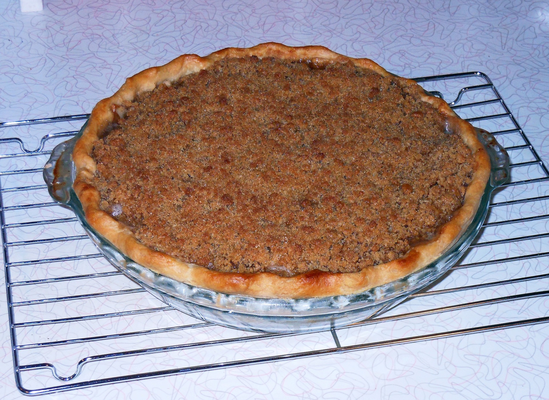 Weihnachtlicher Bratapfel Crumble mit Vanillesoße