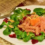 Rote Linsennudeln aglio e olio mit Avocadosalat