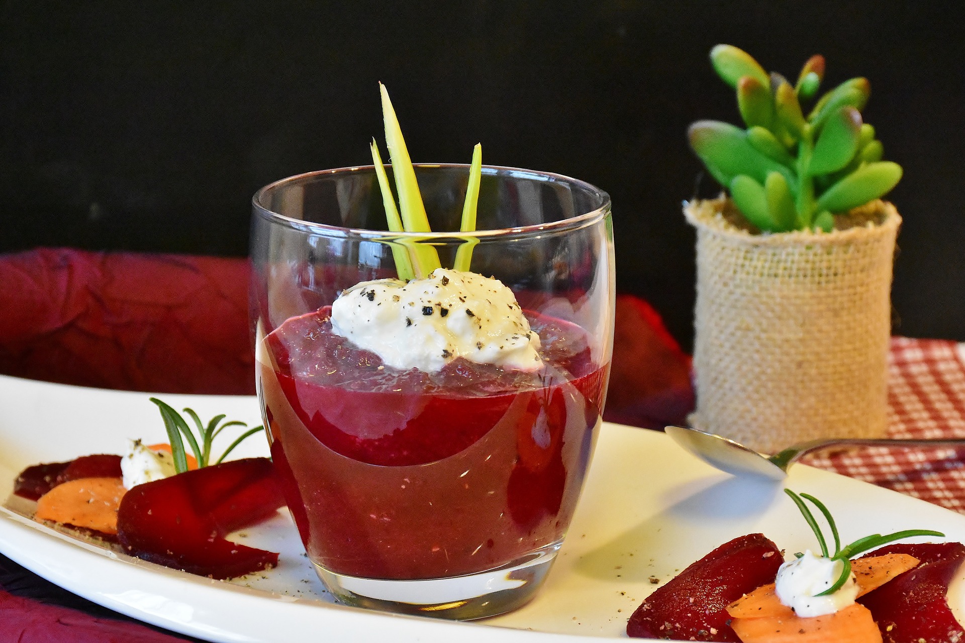 Rote-Bete-Suppe mit Sauerrahm