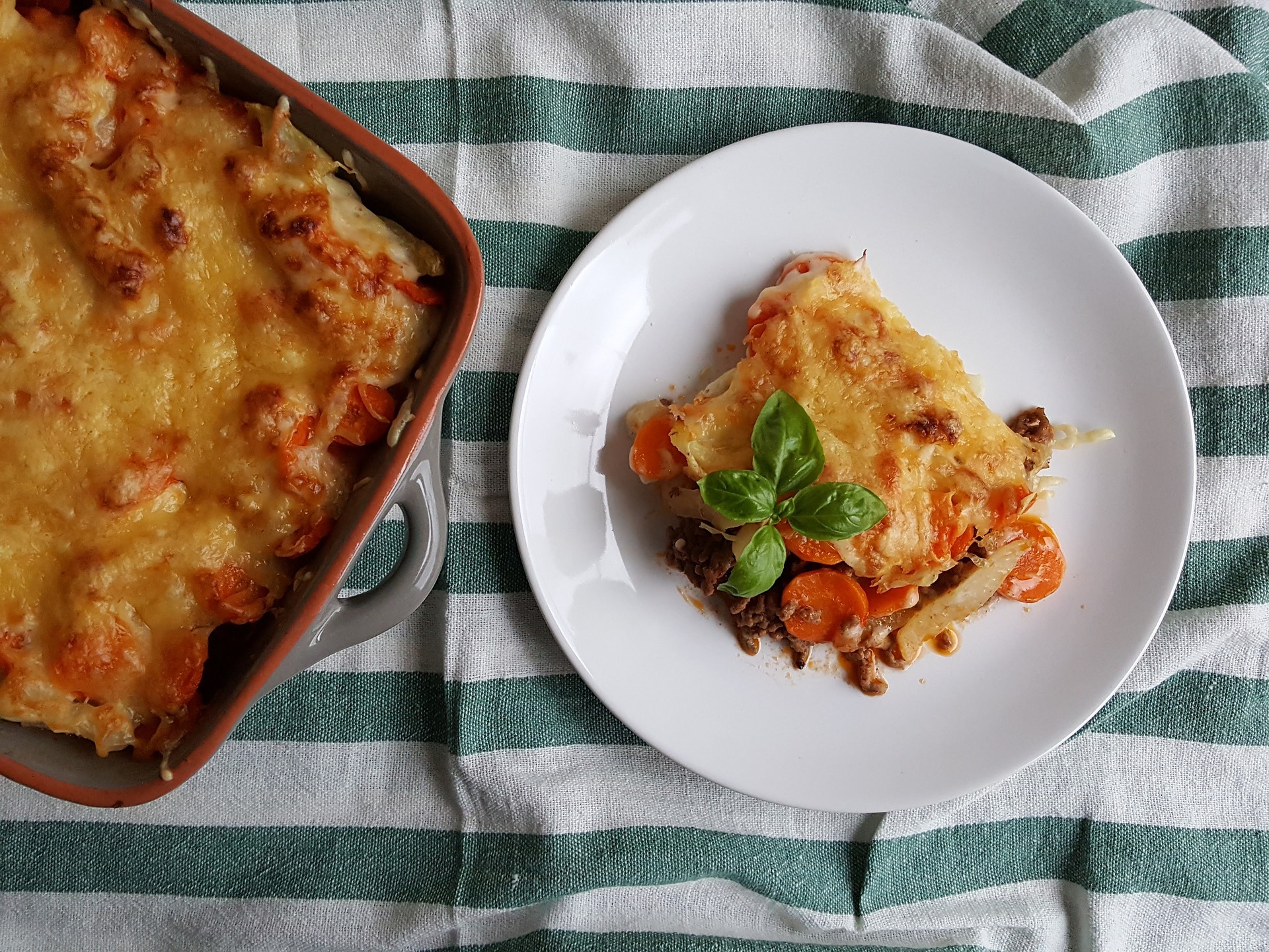 Cremiger Tortelliniauflauf mit Paprika und Mais