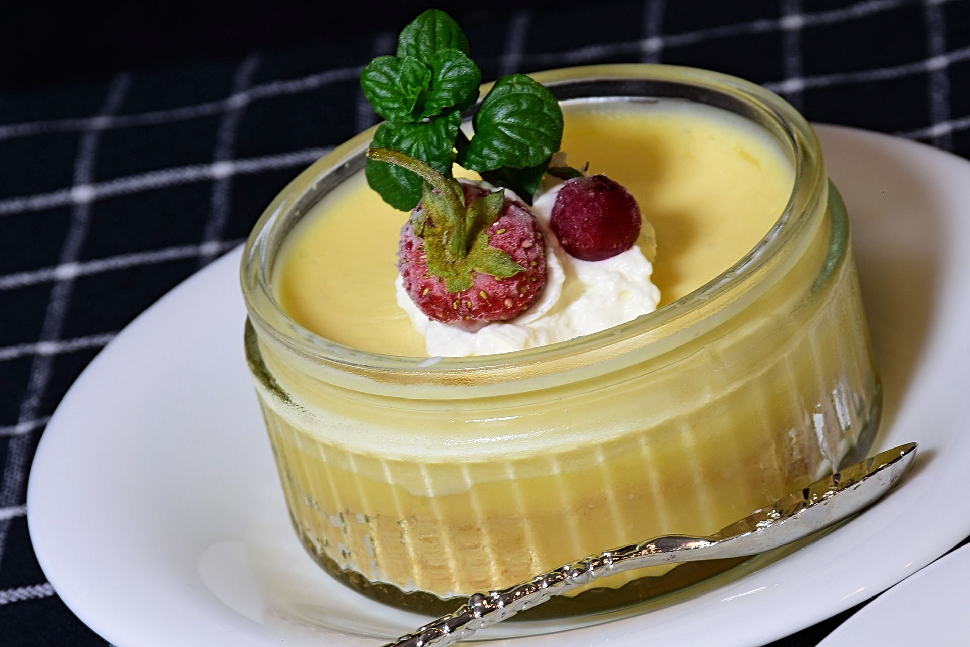 Quarkcreme – Dessert mit Eierlikör und Pfirsichen - Rezepte24 - Für ein ...