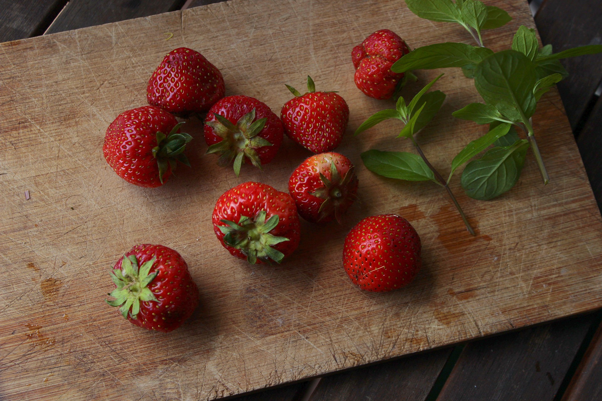 Grünes Spargeleis mit Erdbeeren