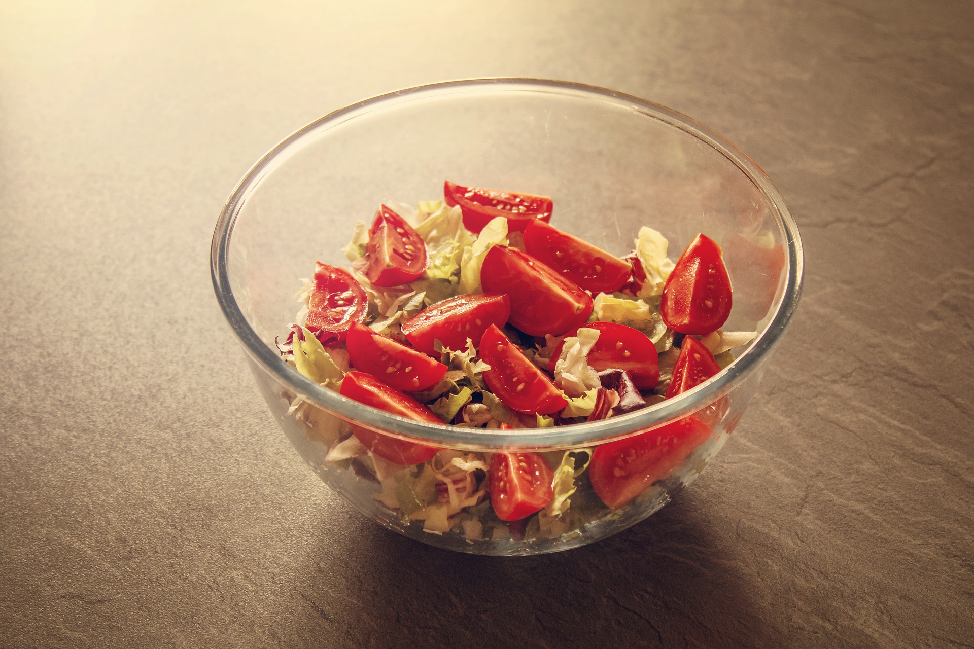 Brot-Tomaten-Salat mit Schafskäse