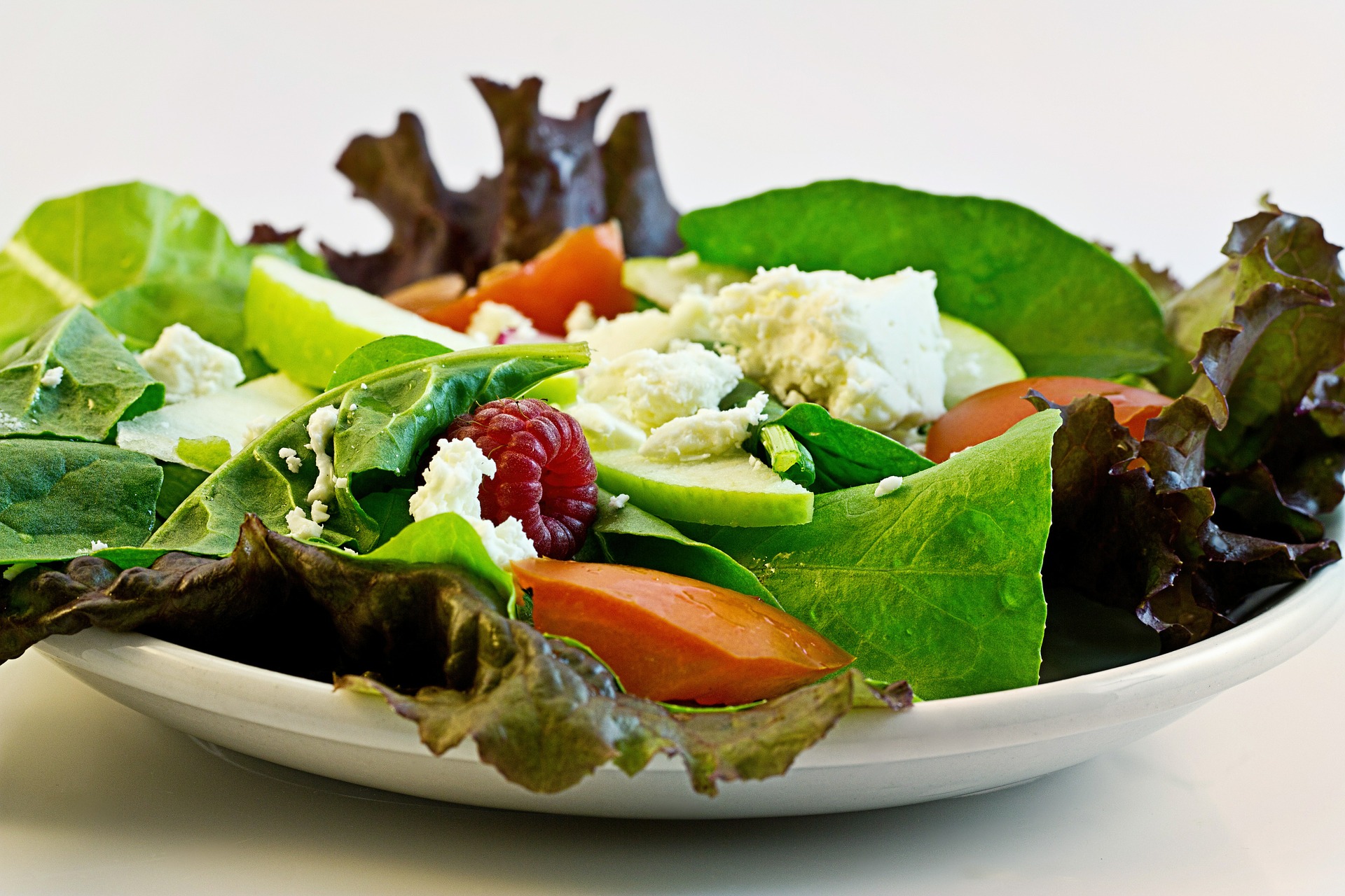 Gebackener Ziegenkäse im Speckmantel auf fruchtigem Salat mit Honig-Senf-Vinaigrette