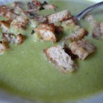 Bärlauch-Sahnesuppe mit Croutons