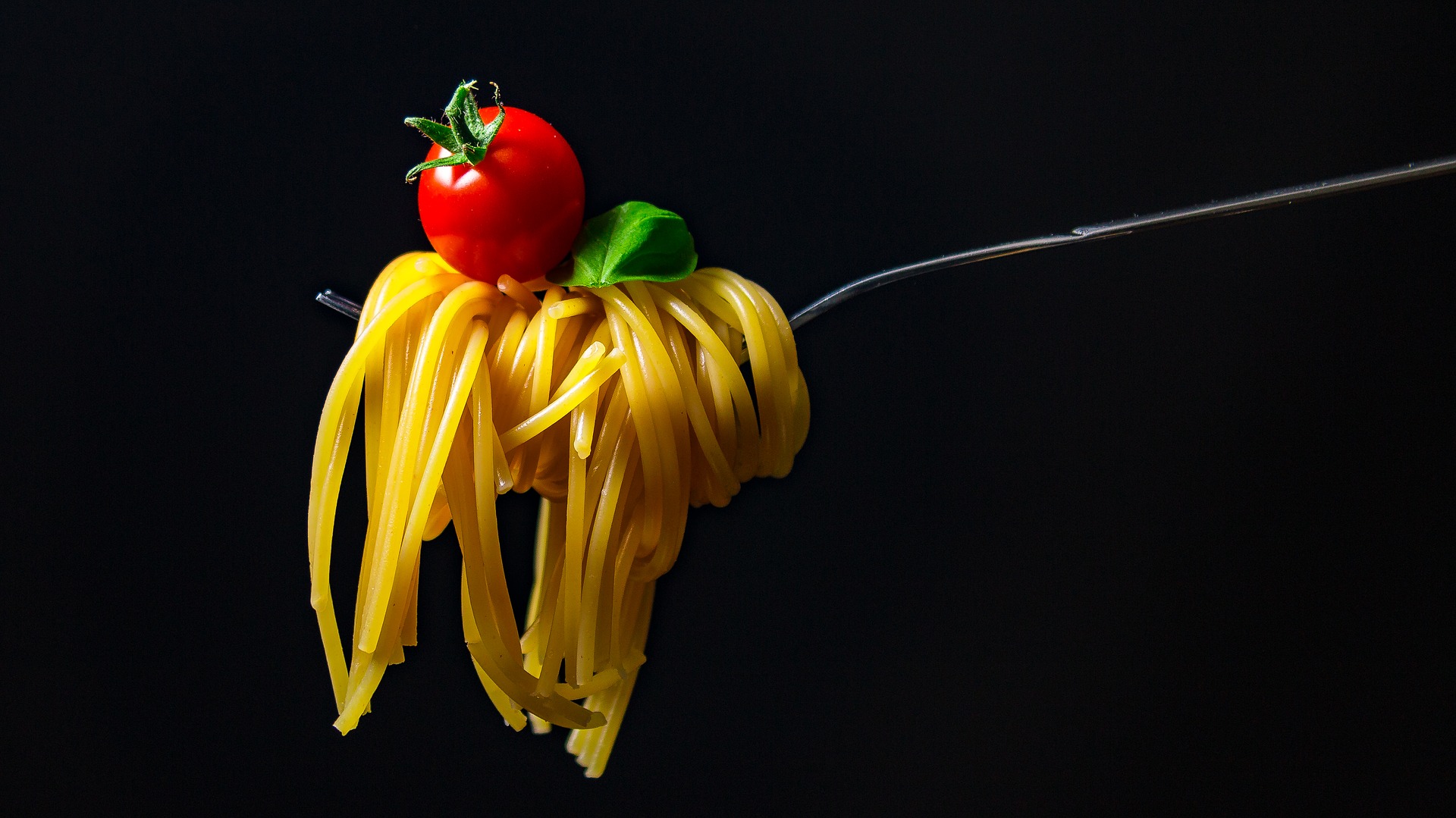 Überbackene Spaghettinester mit Basilikumpaste