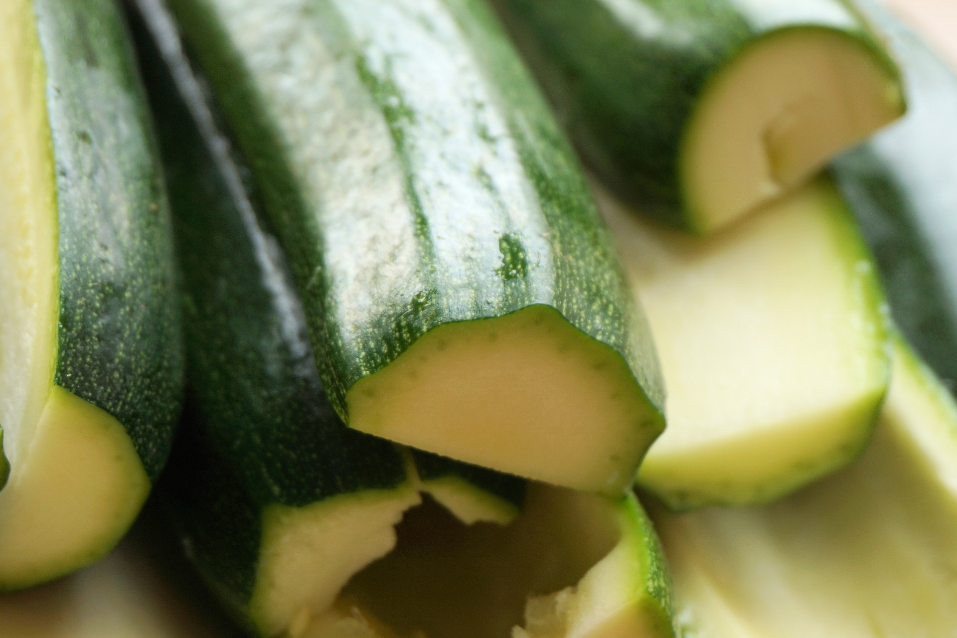 Zucchini-Schiffchen mit Reis und Hackfleisch