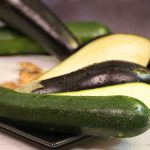 Vegane gefüllte scharfe Zucchini